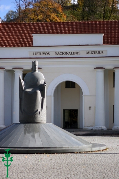 Paminklas Karaliui Mindaugui prie Lietuvos Nacionalinio muziejaus