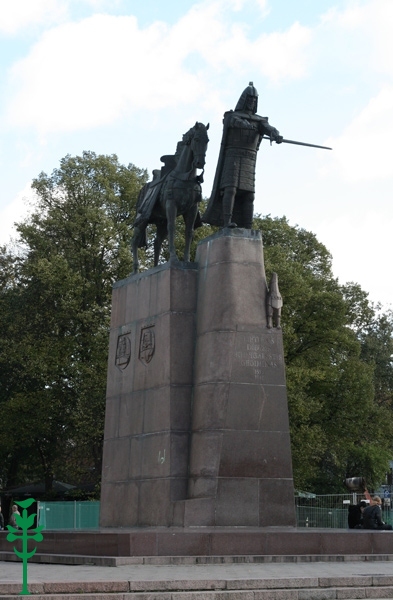 Didysis Lietuvos kunigaikštis Gediminas laikomas Lietuvos sostinės Vilniaus įkūrėju. Paminklas Vilniaus Katedros aikštėje pastatytas 1996 m. pagal Vytauto Kašubos projektą.