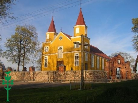 Pirmoji šventovė Tveruose buvo pastatyta 1589 m., tačiau abejojama, ar tai buvo bažnyčia, ar tik koplyčia. Antroji šventovė pastatyta 1614-1616 m. Tai buvo medinė bažnyčia. Tuo metu apylinkės gyventojus...