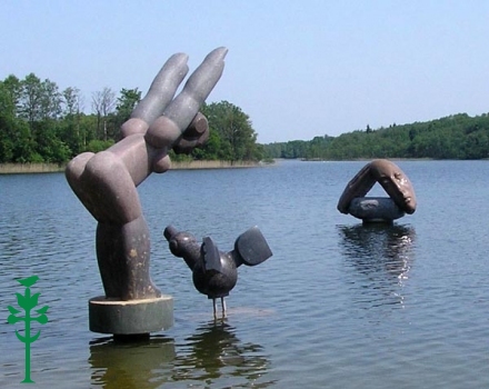 Akmens skulptūros ežere, Sudervė 