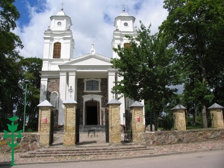 Dabartinė Lazdijų bažnyčia statyta 1894-1895 metais, pagal Felikso Lipskio projektą.Tai neobarokinio stiliaus bažnyčia, turinti du bokštus. Pirmoji  bažnyčia Lazdijuose buvo pastatyta 1560-ais metais...