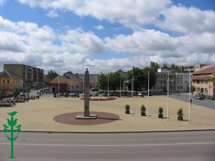 Lazdijų centre yra Nepriklausomybės aikštė.