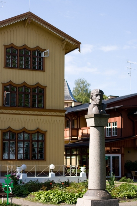 Paminklas Liudvikui Rėzai Juodkrantėje. Šis paminklas buvo pastatytas 1994 m. Paminklo autorius - Arūnas Sakalauskas. L. Rėzos vardu yra pavadinta ir Juodkrantės pagrindinė mokykla.